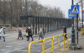 Na zdjęciu mieszkańcy przechodzą przez przejście dla pieszych w alei Jana Pawła II