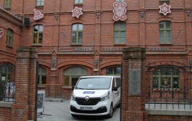samochód telewizji przed budynkiem muzeum