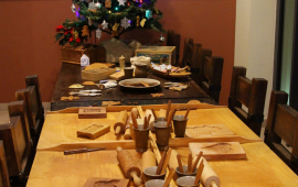 stół z formami piernikowymi i choinką