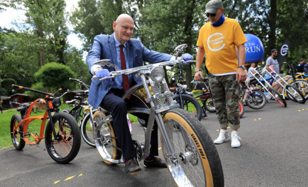 Na zdjęciu: prezydent Michał Zaleski na skonstruowanych rowerze