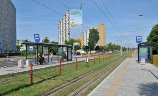 Na zdjęciu: przystanek tramwajowy z torowiskiem