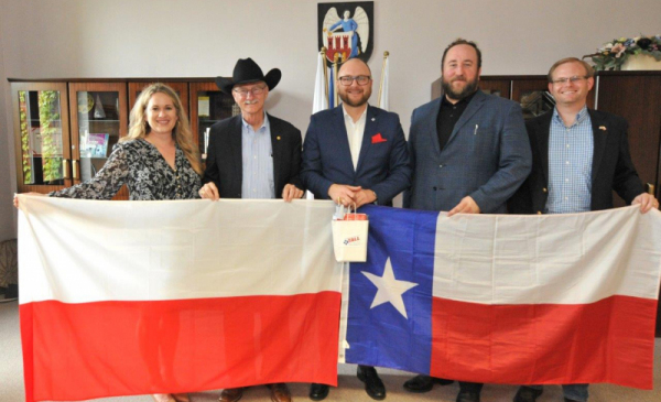 Teksańska delegacja z prezydentem Torunia i flagami obu państw