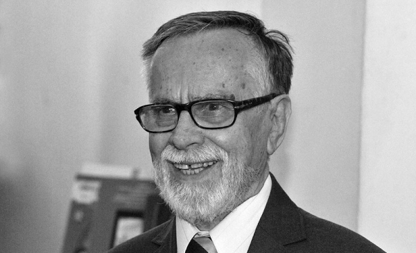 Roześmiany prof. Wiesław Domasłowski podczas jubileuszu 90. urodzin w Ratuszu Staromiejskim