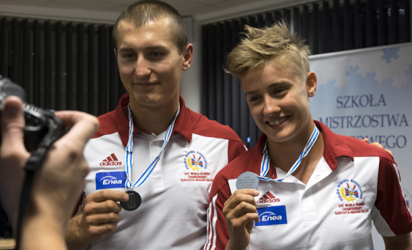 Katarzyna Zillmann i Mirosław Ziętarski w biało-czerwonych koszulkach pokazują medale