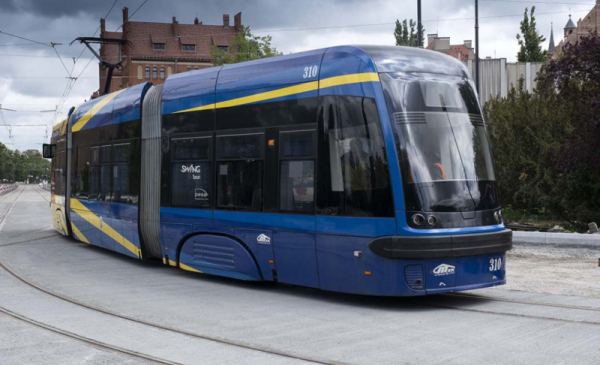 Na zdjęciu tramwaj w kolorze niebieskim