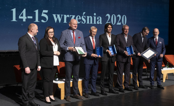 Podczas Welconomy Forum zostały wręczone nagrody - na scenie stoją laureaci Szmaragdów Welconomy, wśród nich Prezydent Michał Zaleski