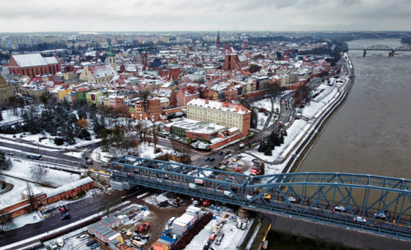 Zimowa starówka Torunia z drona - widok od strony mostu Piłsudskiego