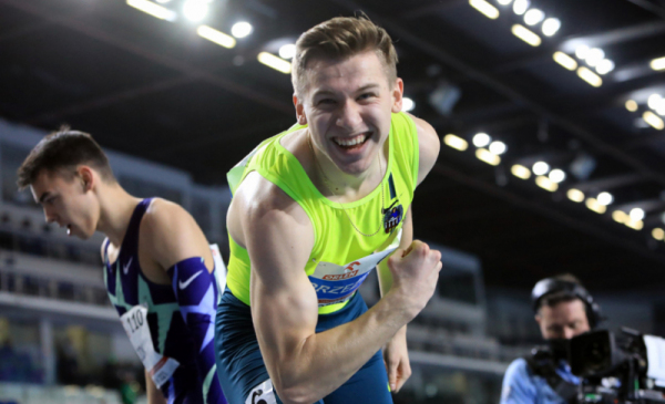 Na zdjęciu Adrian Brzeziński uśmiecha się po biegu podczas Halowych Mistrzostw Polski 2021