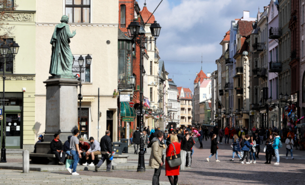 Turyści przy pomniku Kopernika, widok w stronę ulicy Szerokiej