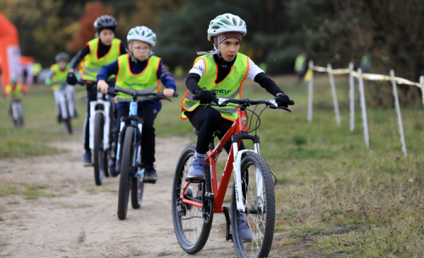 Na djęciu: dzieci jadą na rowerach po ścieżce 