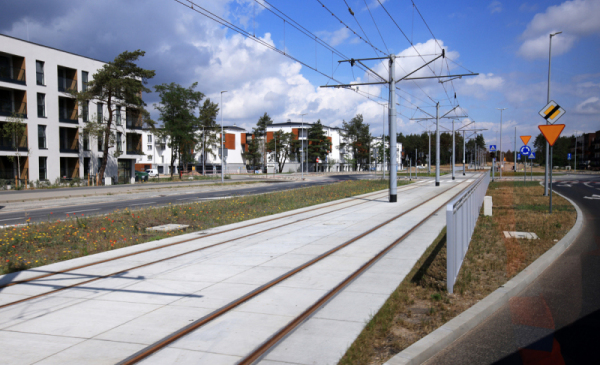 Na zdjęciu: nowe torowisko tramwajowe, w tle bloki