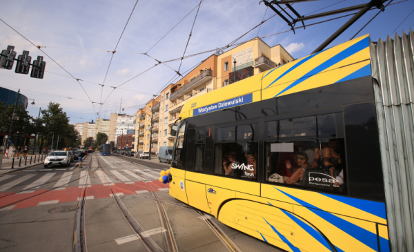 Żółto-niebieski tramwaj swing wjeżdzający w Szose Chełmińską 