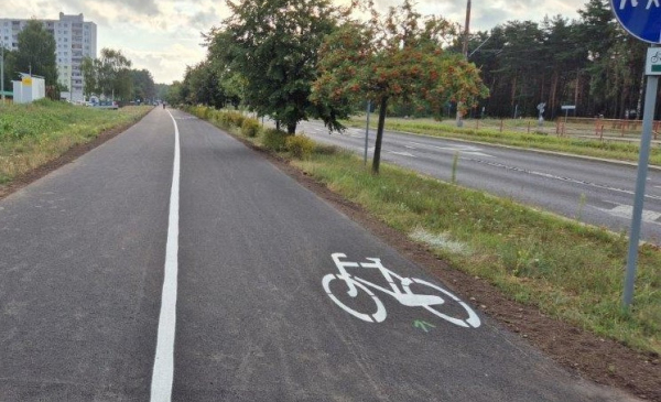Na zdjęciu: chodnik podzielony białą linią na część rowerową i pieszą