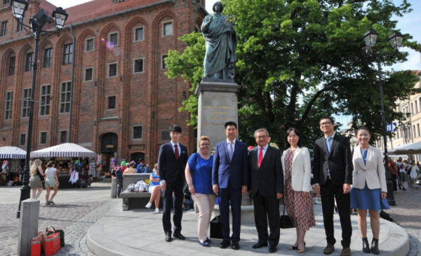 Delegacja chińska z Ambasadorem Sun Linjiangiem i prezesem Adamem Marszałkiem