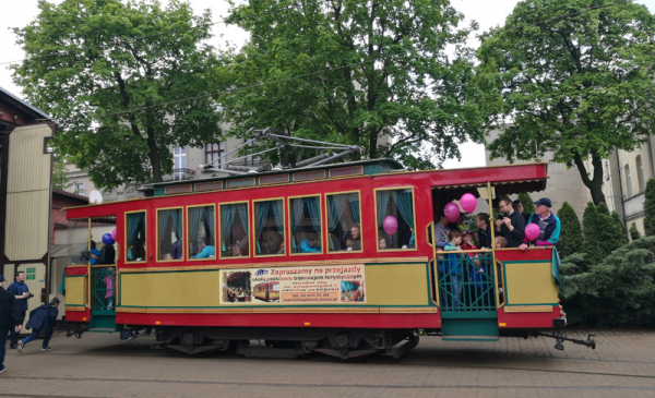 Na zdjęciu: tramwaj turystyczny przystrojony balonami