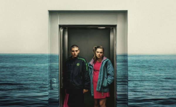 Na zdjęciu kadr ze zwycięskiego filmu festiwalu Tofifest -"Seole", mężczyzna i kobieta ciężarna stoją w drzwiach na tle morza