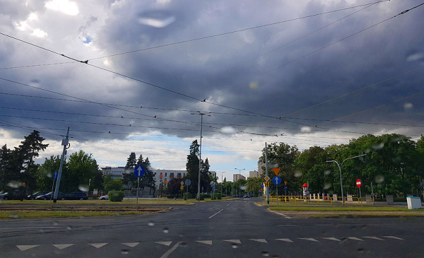 Na zdjęciu: ciemne burzowe chmury nad skrzyżowaniem