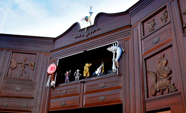 Teatr mechaniczny na fasadzie Baja Pomorskiego