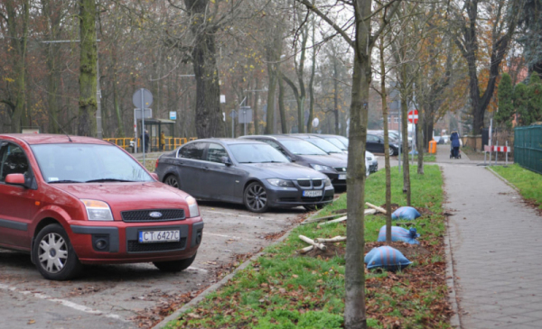 Samochody zaparkowane skośnie wzdłuż ul. Bydgoskiej.