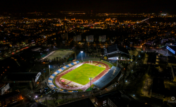 Na zdjęciu podświetlony Stadion Miejski z lotu ptaka wieczorem 