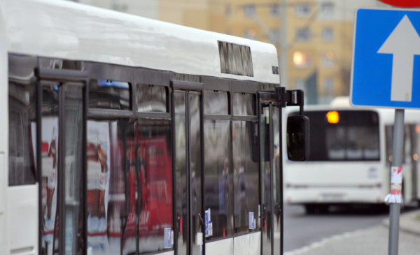 Na zdjęciu: fragment białego autobusu miejskiego