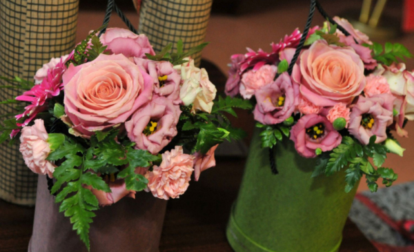 Na zdjęciu dwa bukiety kwiatów autorstwa Małgorzaty Litwin