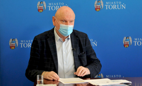 Na zdjęciu prezydent Michał Zaleski w maseczce podczas sesji Rady Miasta Torunia zdalnej