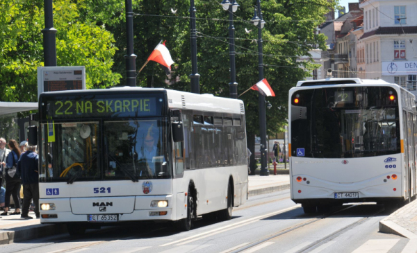 Na zdjęciu autobus linii nr 22 w Aleii Solidarności, na słupie obok zawieszona flaga Polski