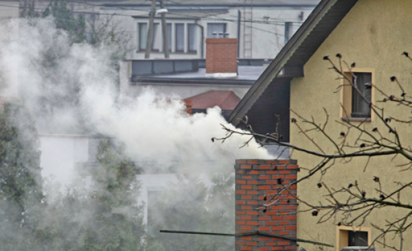 Na zdjęciu: dym ulatniający się z komina