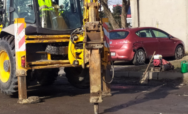 Zrywanie zniszczonego asfaltu przez specjalistyczny sprzęt