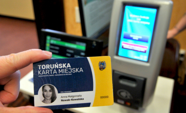 Na zdjeciu: propotyp Toruńskiej Karty Miejskiej w tle czytnik kart