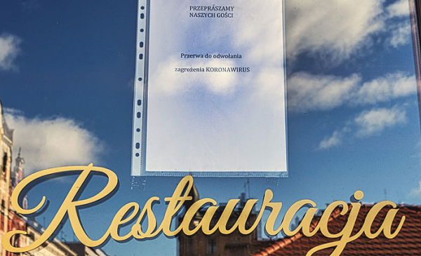 Zdjęcie szyby w restauracji z informacją o zamknięciu