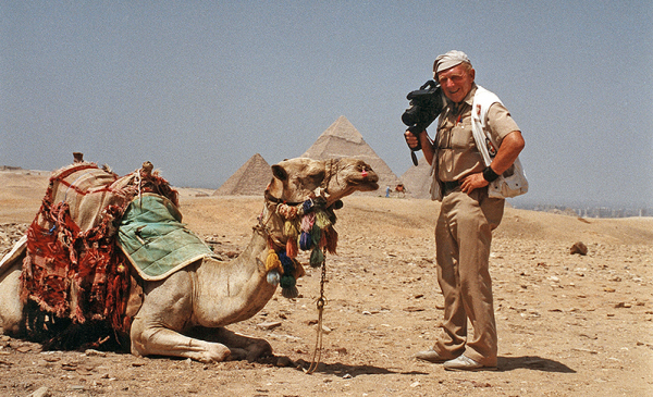 Tony Halik z wielbłądem podczas jednej ze swoich wypraw