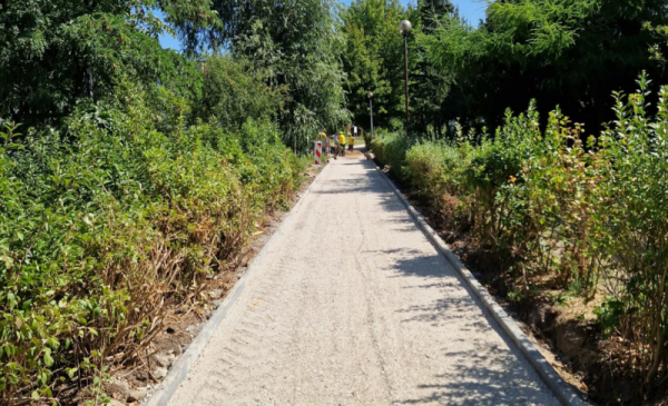 Przy ul. Srebrnego 4, na odcinku prawie 280 metrów, trwa remont istniejącej tam drogi rowerowej.