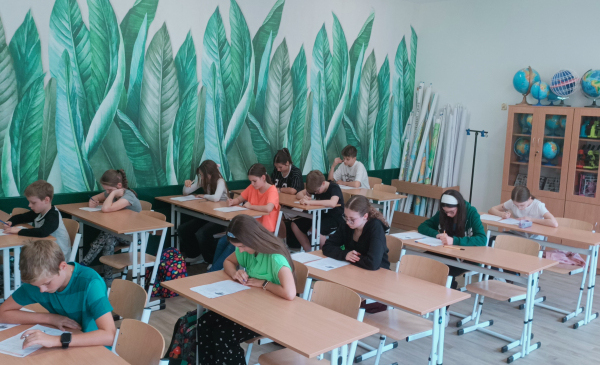 Na zdjęciu: uczniowie w nowych ławkach w ekopracowni