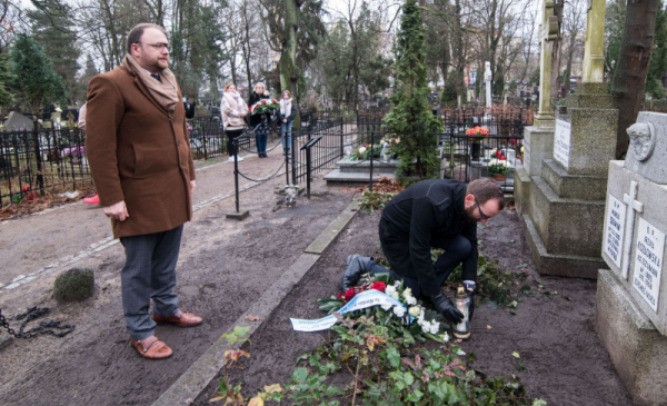 Paweł Gulewski i Wojciech Klabun składaja kwiaty na grobie Wandy Szuman