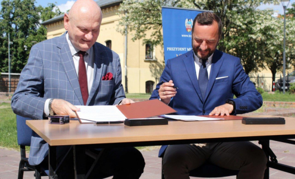Na zdjęciu prezydent Michał Zaleski i Jarosław Pucek, zastępca prezesa Krajowego Zasobu Nieruchomości podpisują umowę