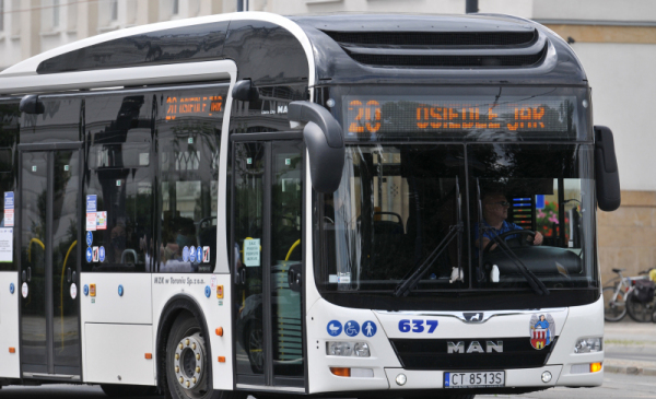 Na zdjęciu widać biały autobus Miejskiego Zakładu Komunikacji