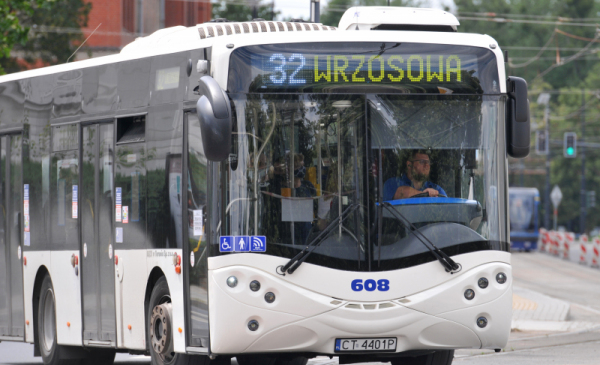Na zdjęciu: biały autobus miejski