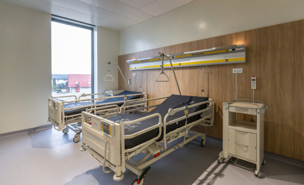 Łóżka czekające na pacjentów w nowo oddanym oddziale zakaźnym w Wojewódzkim Szpitalu Zespolonym