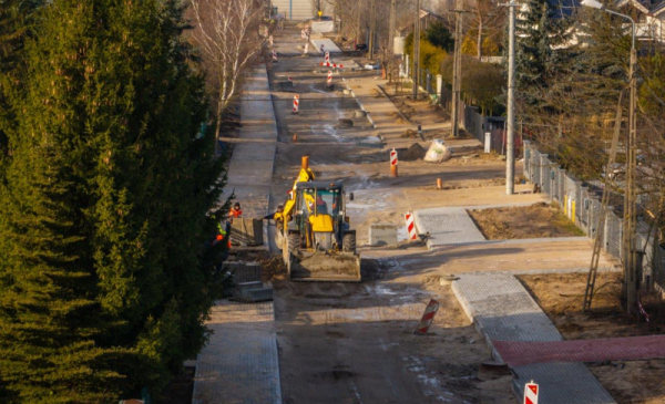 Na zdjęciu: prace związane z nową nawierzchnią ulicy, widać żółtą koparkę