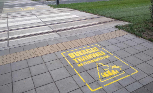 Dodatkowe znaki ostrzegawcze dla pieszych i rowerzystów pojawią się przed kolejnymi przejściami przez torowiska tramwajowe.