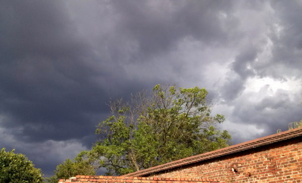 Na zdjęciu: ciemne burzowe chmury nad murami