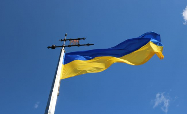 Na zdjęciu: flaga Ukrainy na tle błękitnego nieba