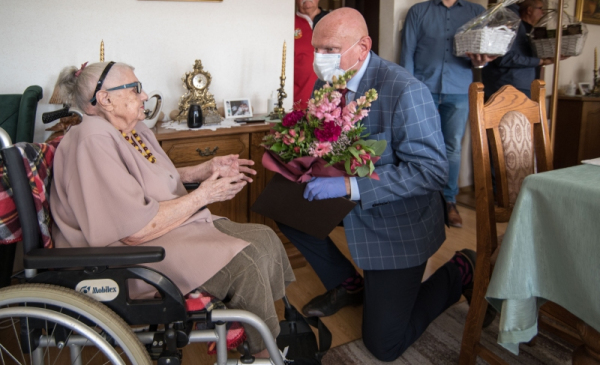 Na zdjęciu prezydent wręcza kwiaty stulatce Pani Irenie Kazanieckiej