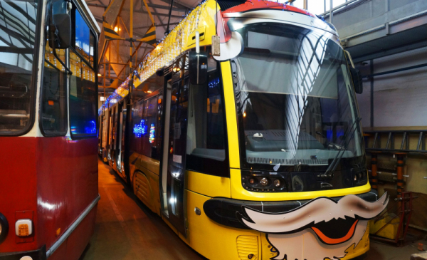 Na zdjęciu: świąteczny tramwaj w zajezdni tramwajowej