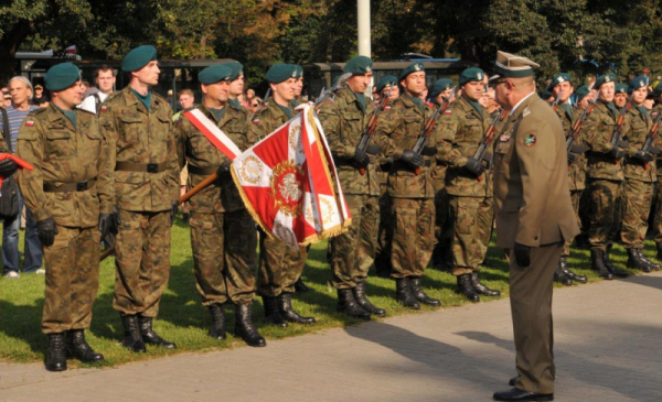 Na zdjęciu: żołnierze podczas uroczystości składają meldunek