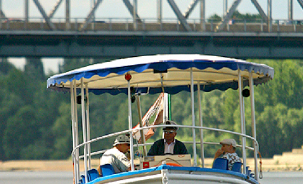 Na zdjęciu: łódź Katarzynka z pasażerami podczas rejsu po Wiśle