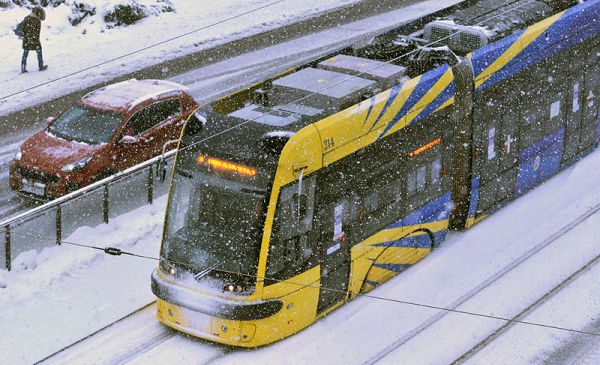 Żółto-niebieski tramwaj swing jadący Wałami gen. Sikorskiego