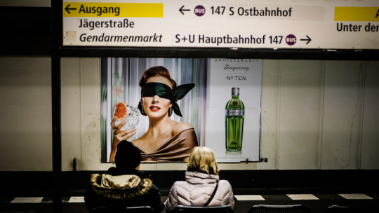 zdjęcie berlińskiej stacji metra z plakatem reklamowym